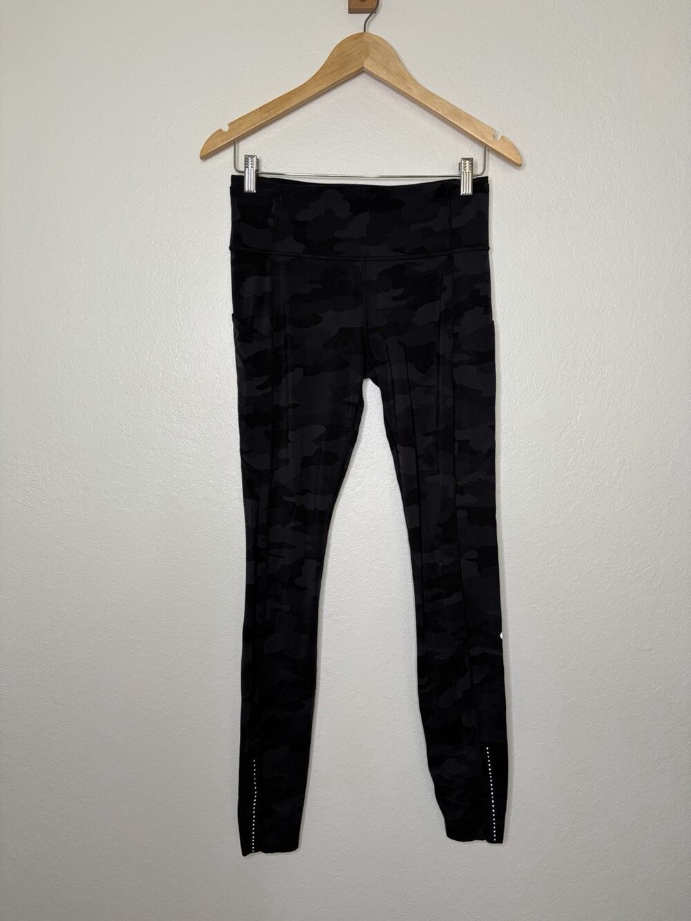 Lululemon Black Camo F&F Legging Size 8 Running Workout Athletic
